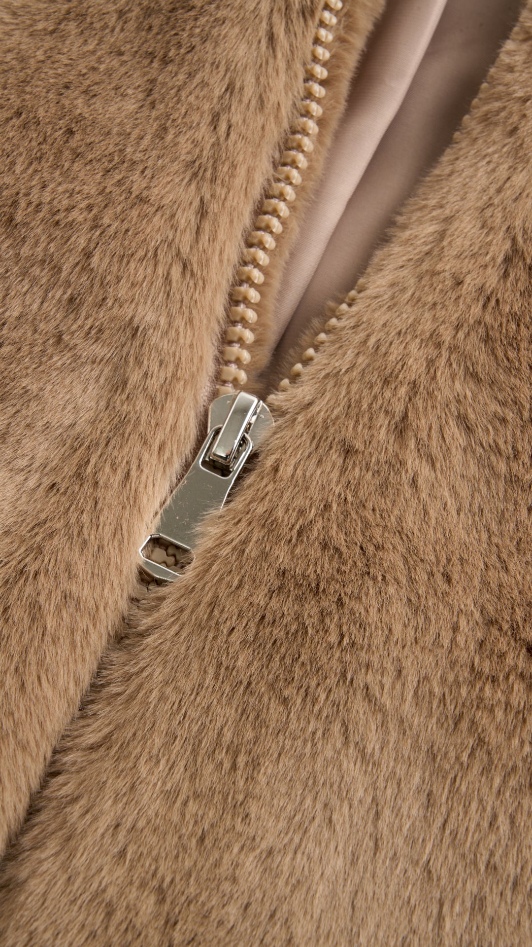 Giacca con cappuccio in peluche sintetica con zip e coulisse
