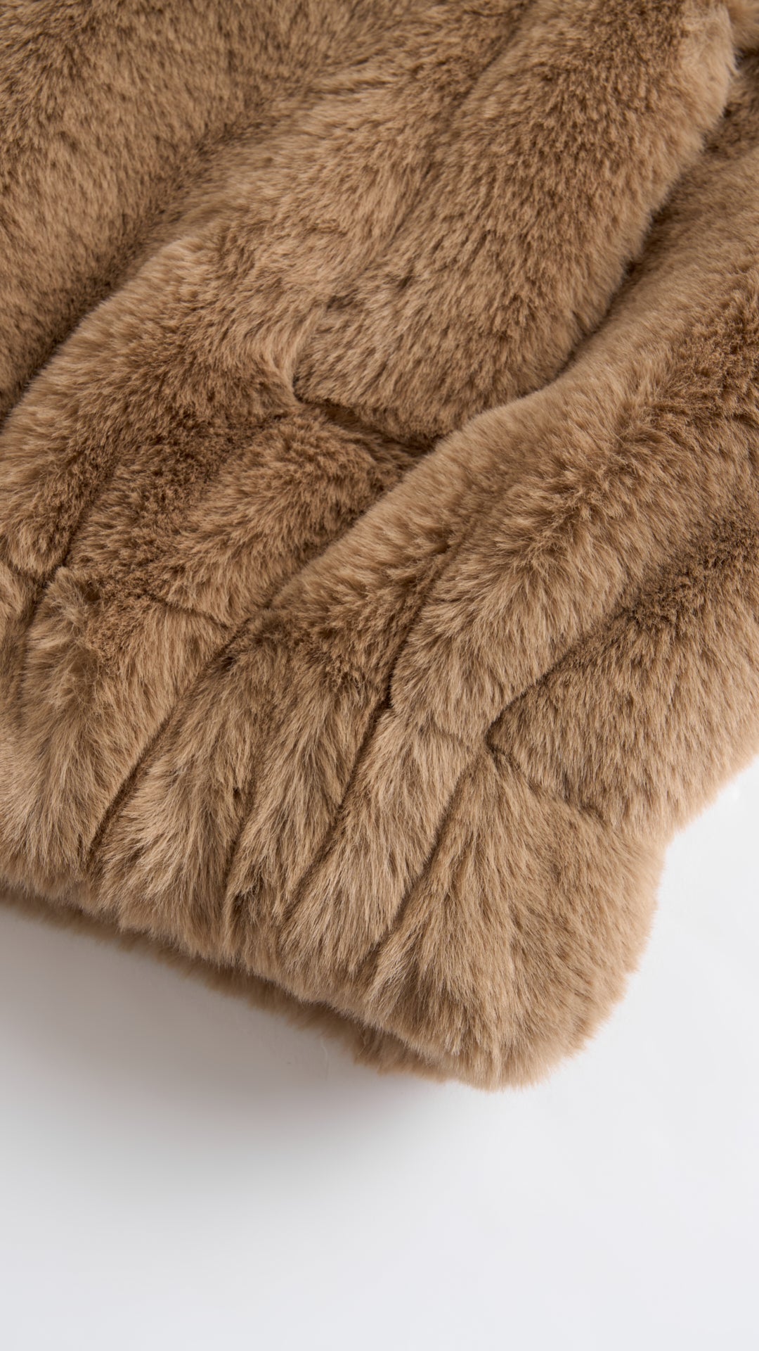 Giacca con cappuccio in peluche sintetica con zip e coulisse