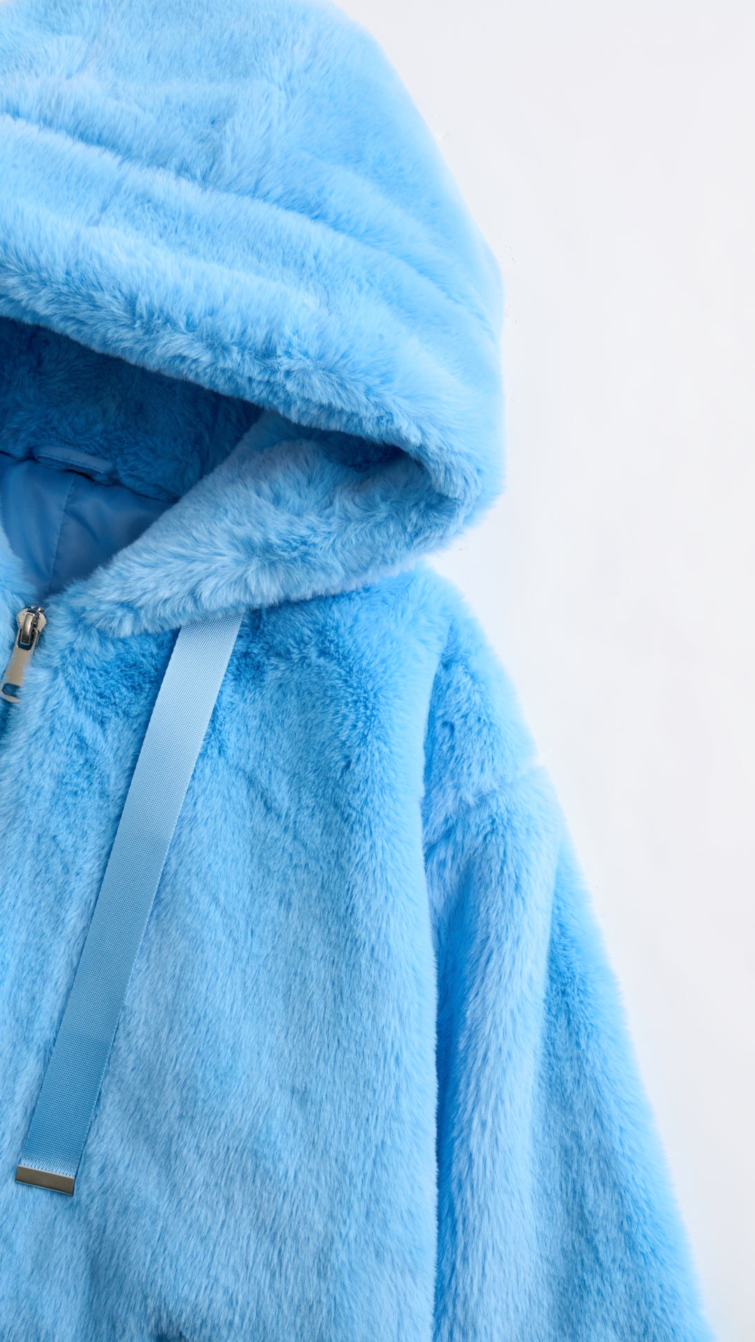 Giacca con cappuccio in peluche sintetica con zip e coulisse