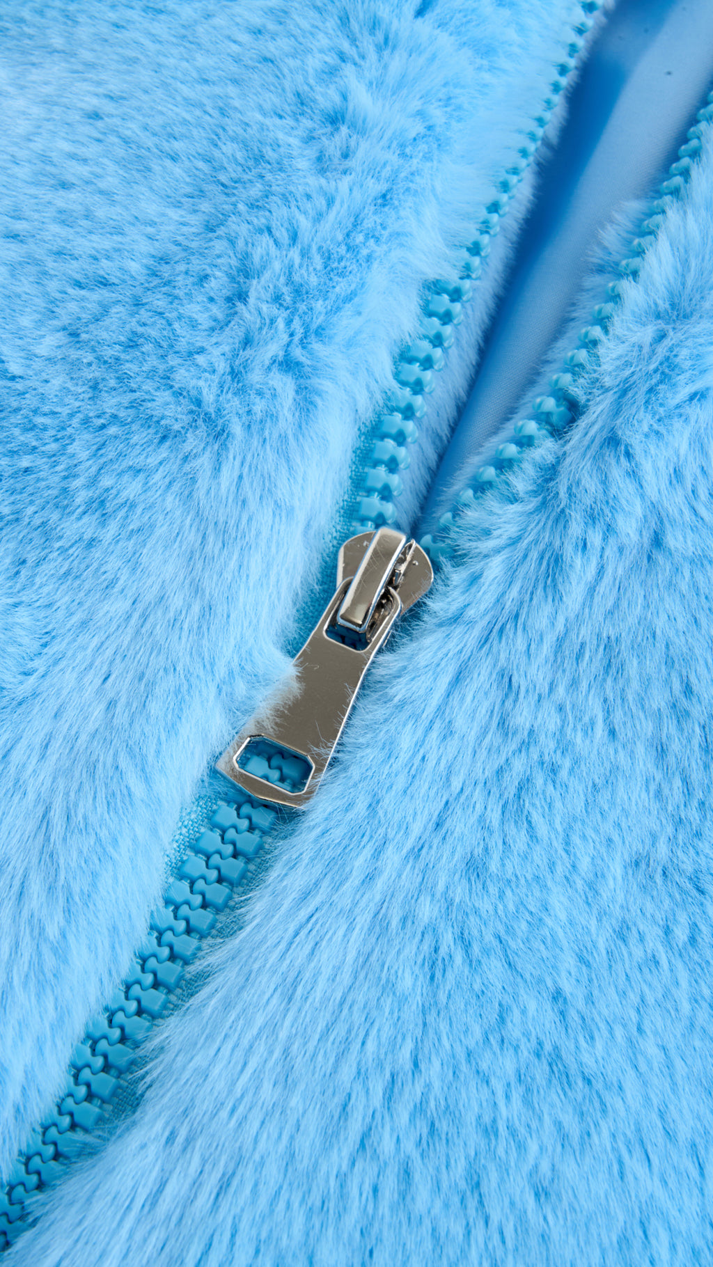 Giacca con cappuccio in peluche sintetica con zip e coulisse