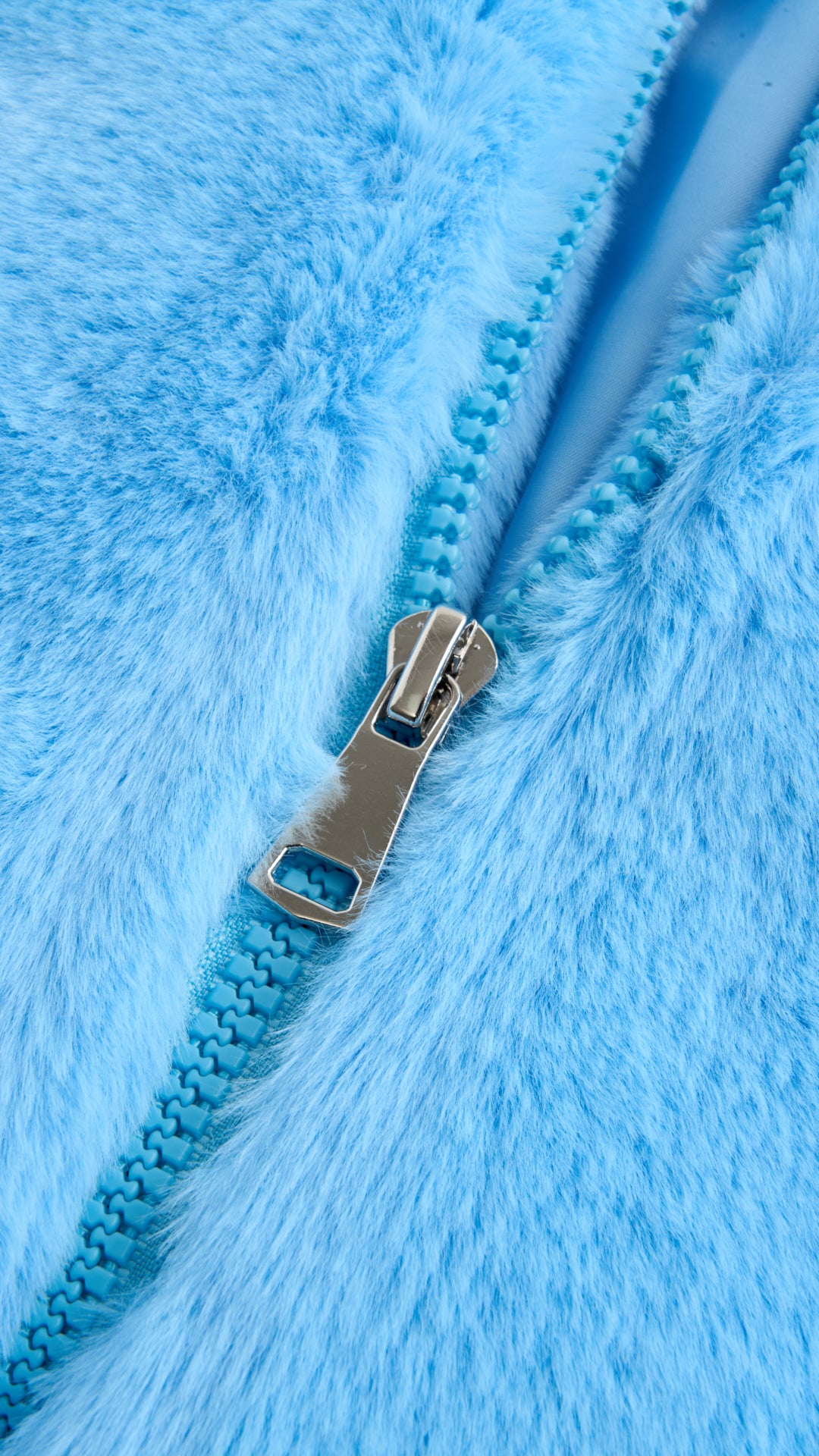 Giacca con cappuccio in peluche sintetica con zip e coulisse