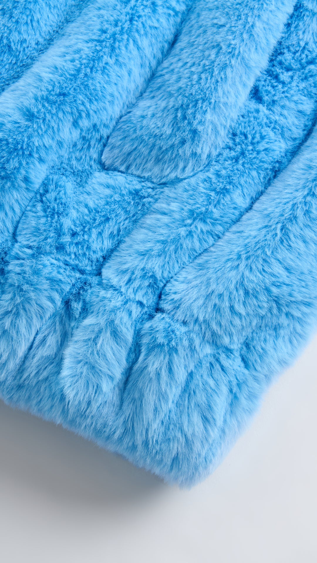 Giacca con cappuccio in peluche sintetica con zip e coulisse