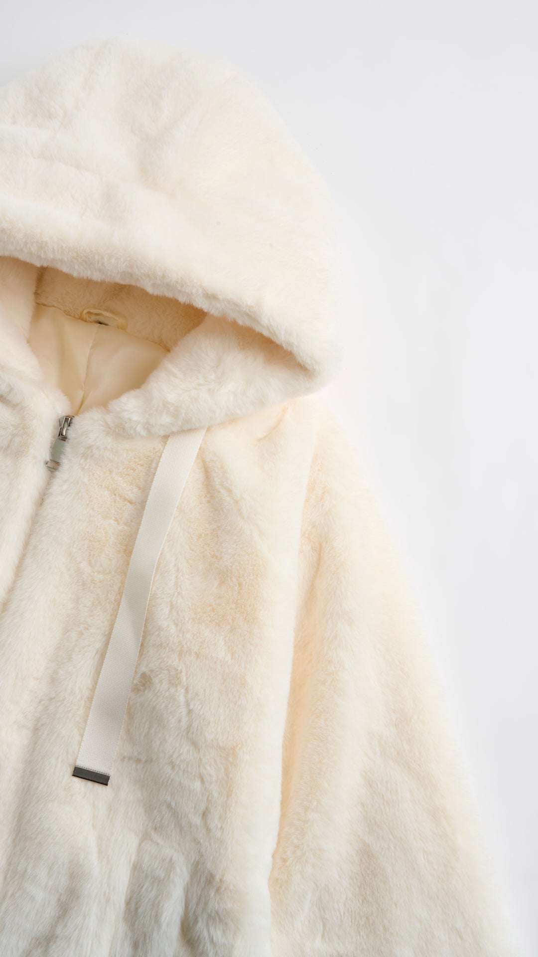 Giacca con cappuccio in peluche sintetica con zip e coulisse