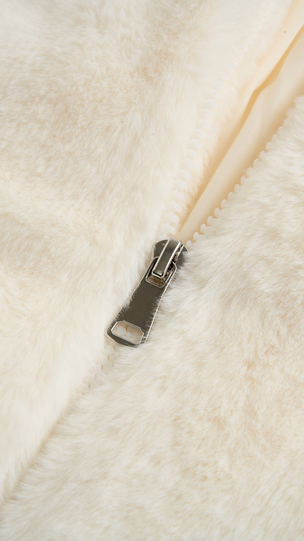 Giacca con cappuccio in peluche sintetica con zip e coulisse