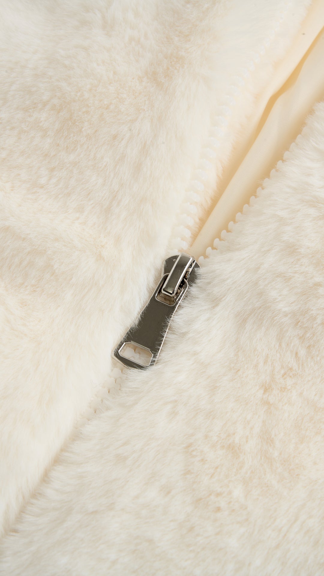 Giacca con cappuccio in peluche sintetica con zip e coulisse