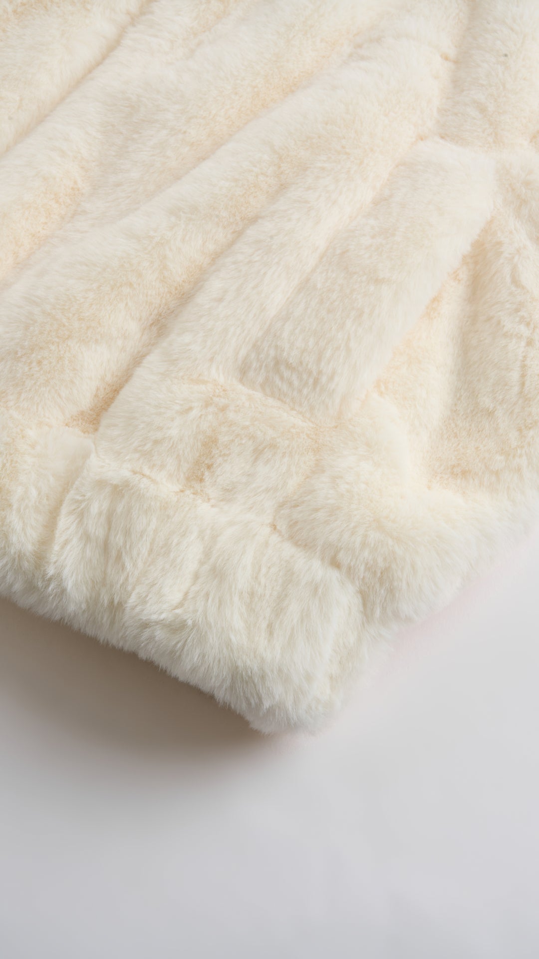 Giacca con cappuccio in peluche sintetica con zip e coulisse