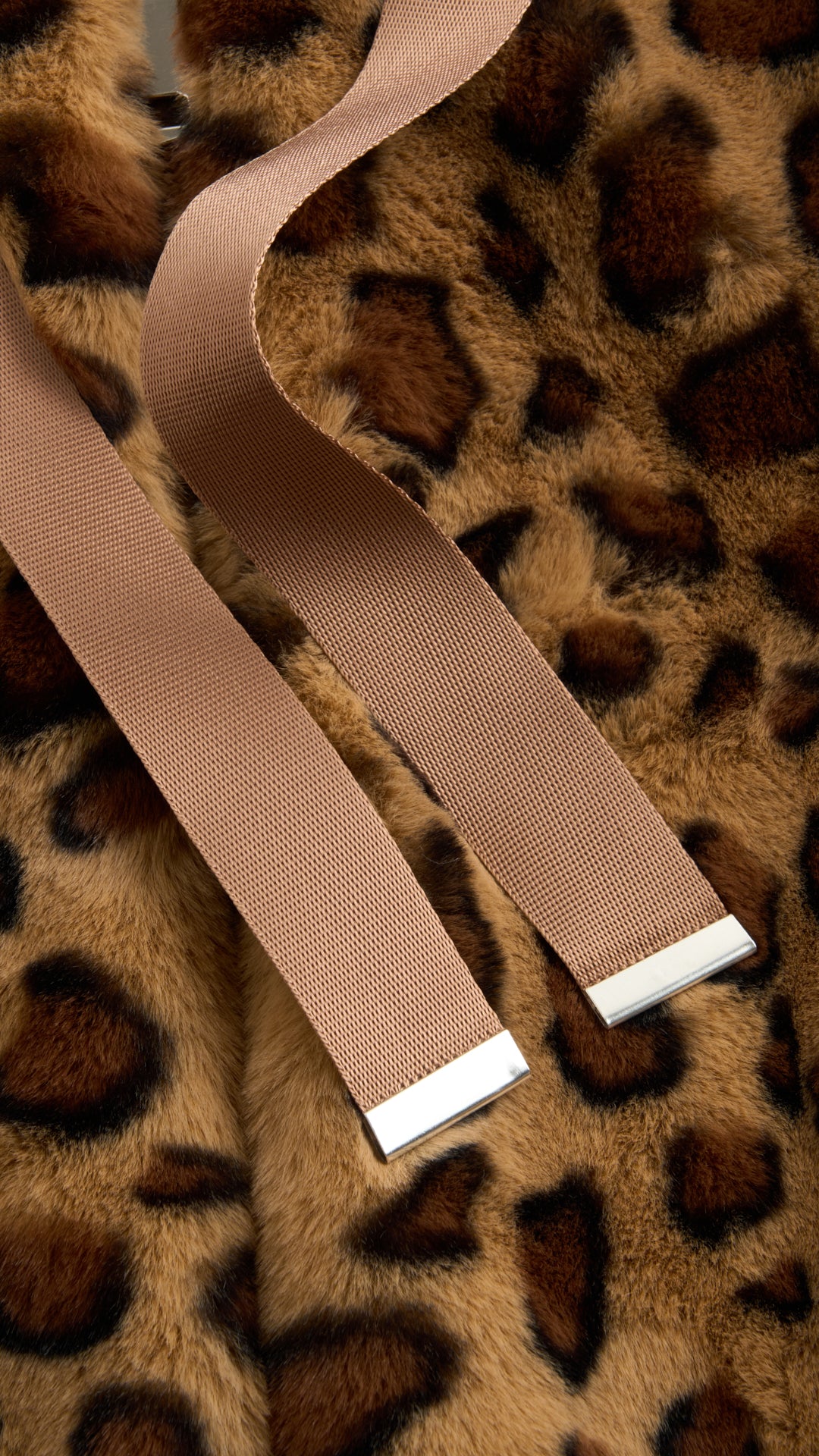 Giacca con cappuccio in peluche sintetica con zip e coulisse