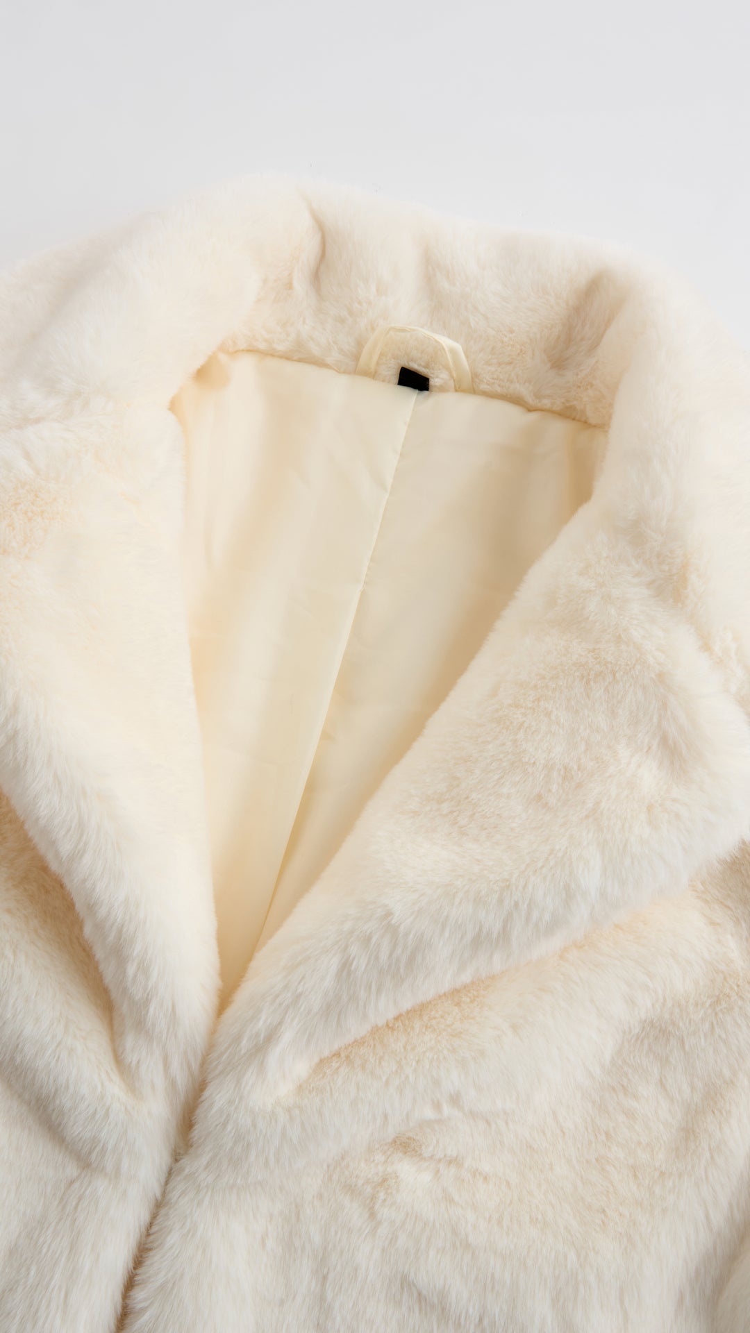 Giacca cropped in pelliccia sintetica con colletto a revers