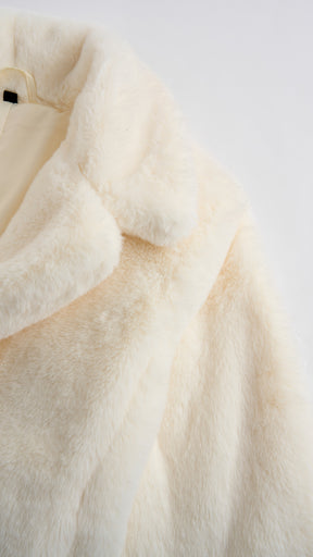 Giacca cropped in pelliccia sintetica con colletto a revers