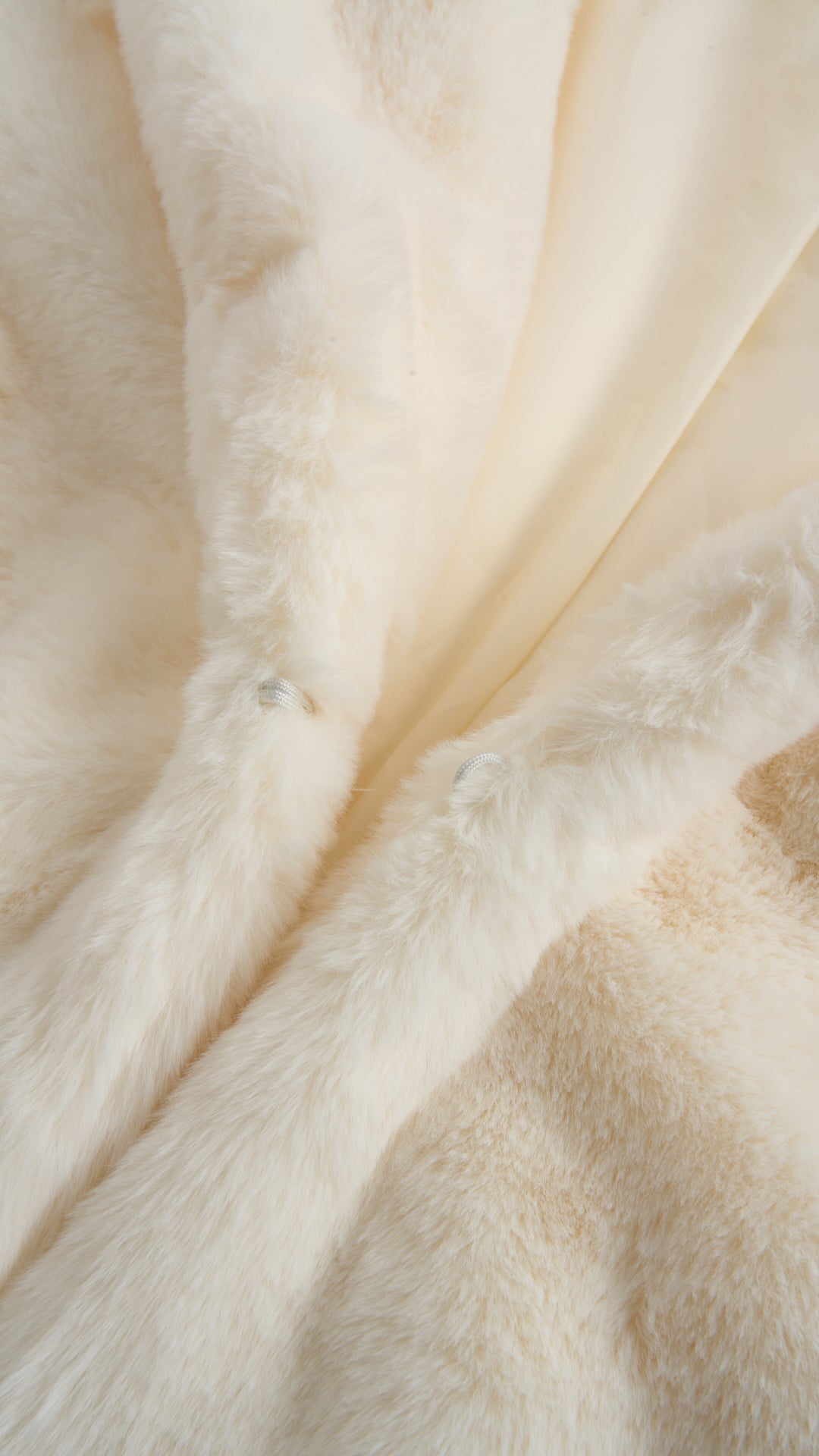 Giacca cropped in pelliccia sintetica con colletto a revers