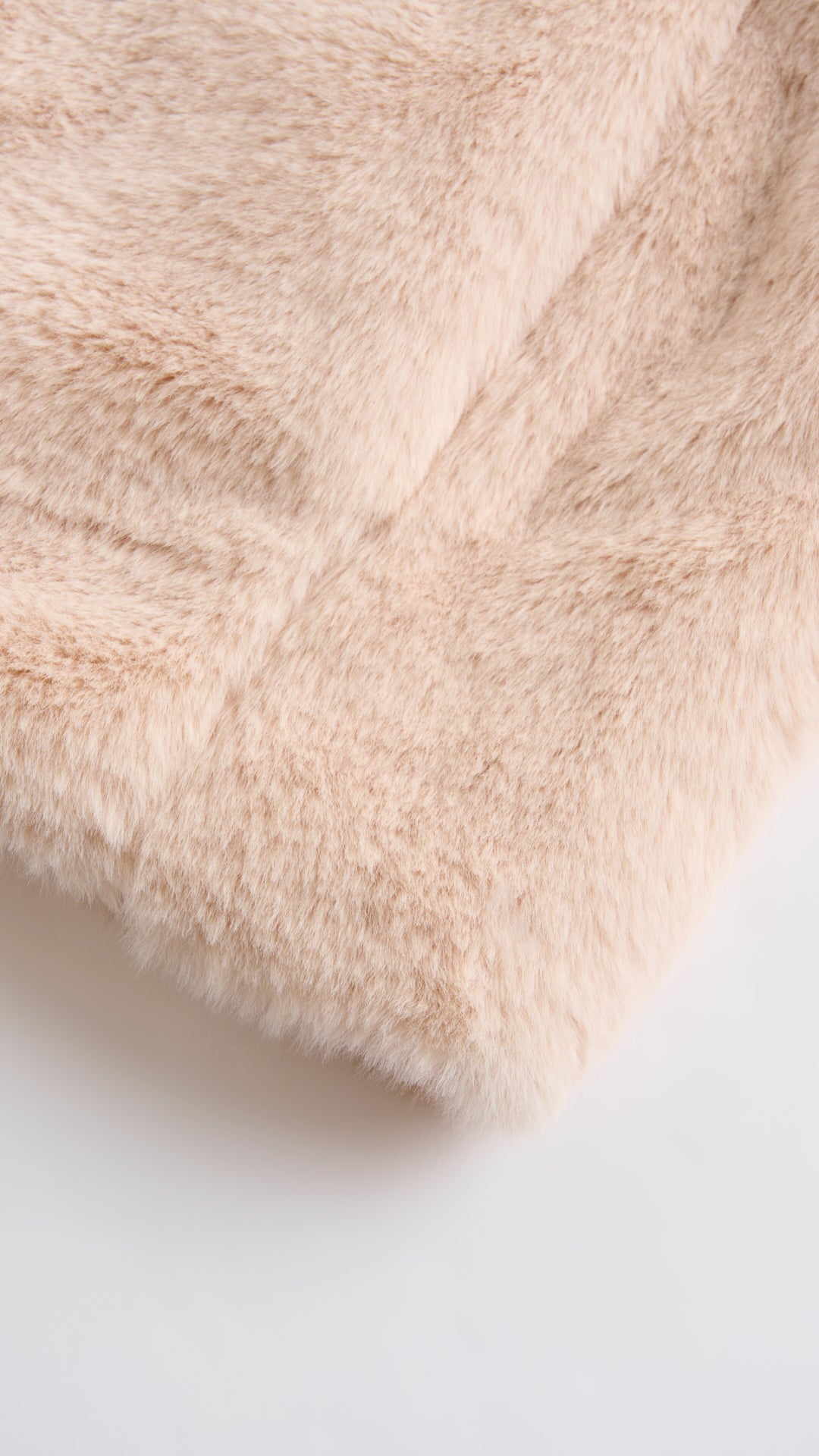 Giacca cropped in pelliccia sintetica con colletto a revers