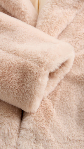 Giacca cropped in pelliccia sintetica con colletto a revers