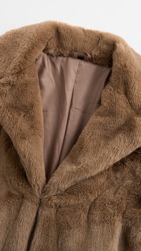 Giacca cropped in pelliccia sintetica con colletto a revers
