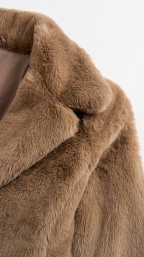 Giacca cropped in pelliccia sintetica con colletto a revers