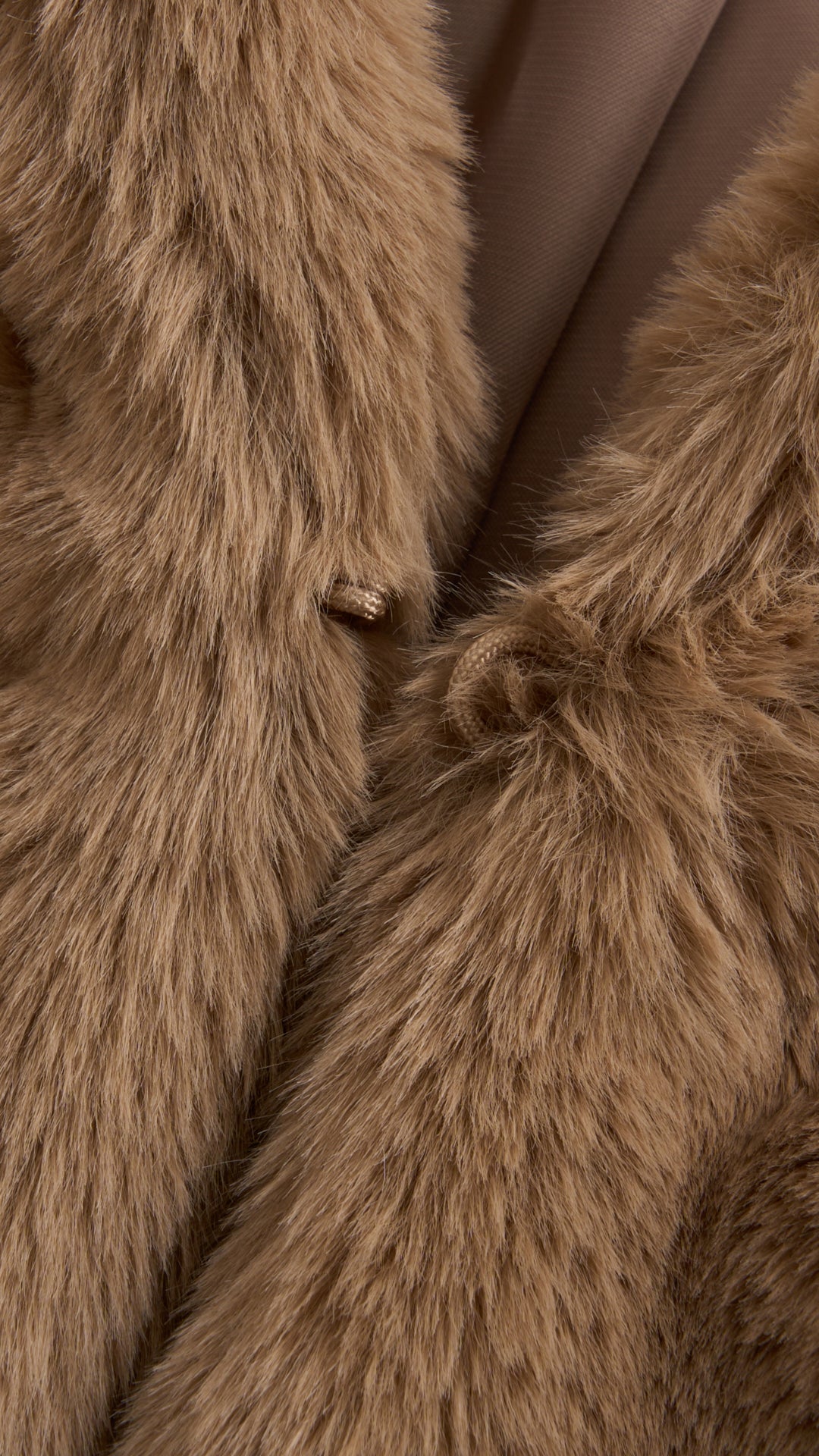 Giacca cropped in pelliccia sintetica con colletto a revers