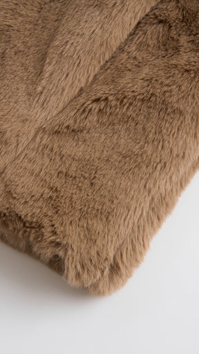 Giacca cropped in pelliccia sintetica con colletto a revers