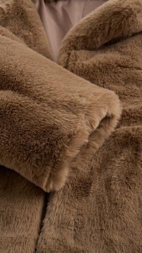 Giacca cropped in pelliccia sintetica con colletto a revers