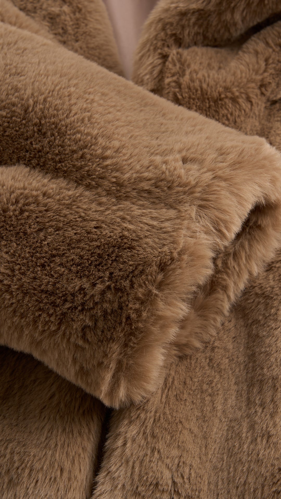 Giacca cropped in pelliccia sintetica con colletto a revers