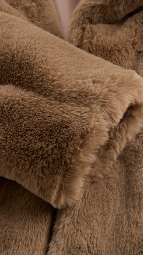 Giacca cropped in pelliccia sintetica con colletto a revers
