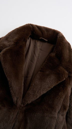 Giacca cropped in pelliccia sintetica con colletto a revers