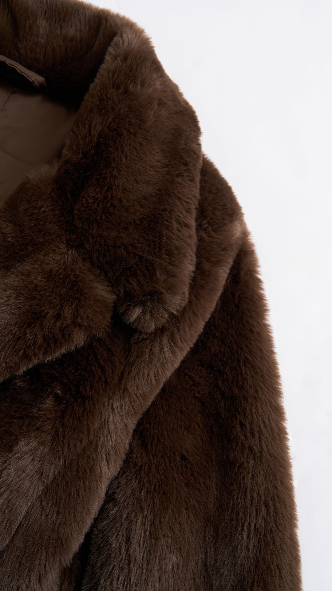 Giacca cropped in pelliccia sintetica con colletto a revers