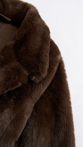 Giacca cropped in pelliccia sintetica con colletto a revers