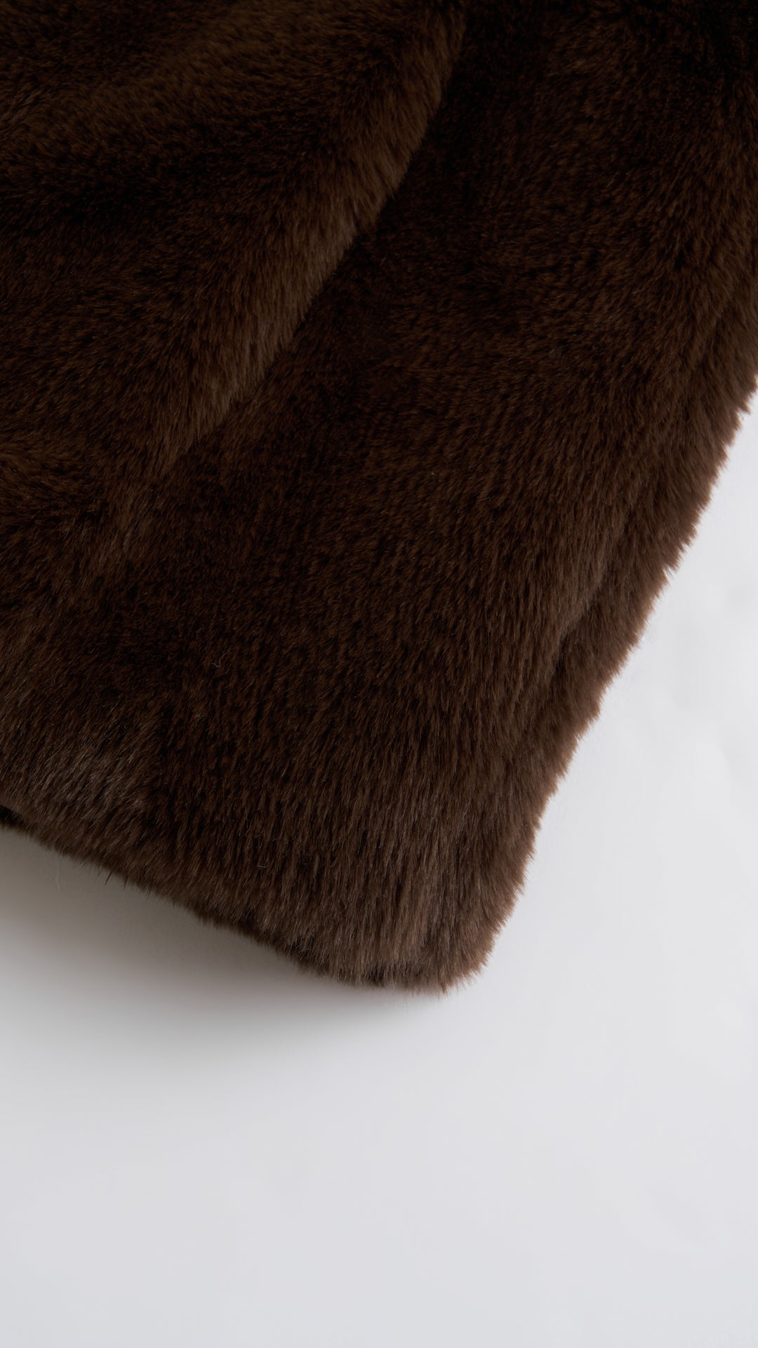 Giacca cropped in pelliccia sintetica con colletto a revers