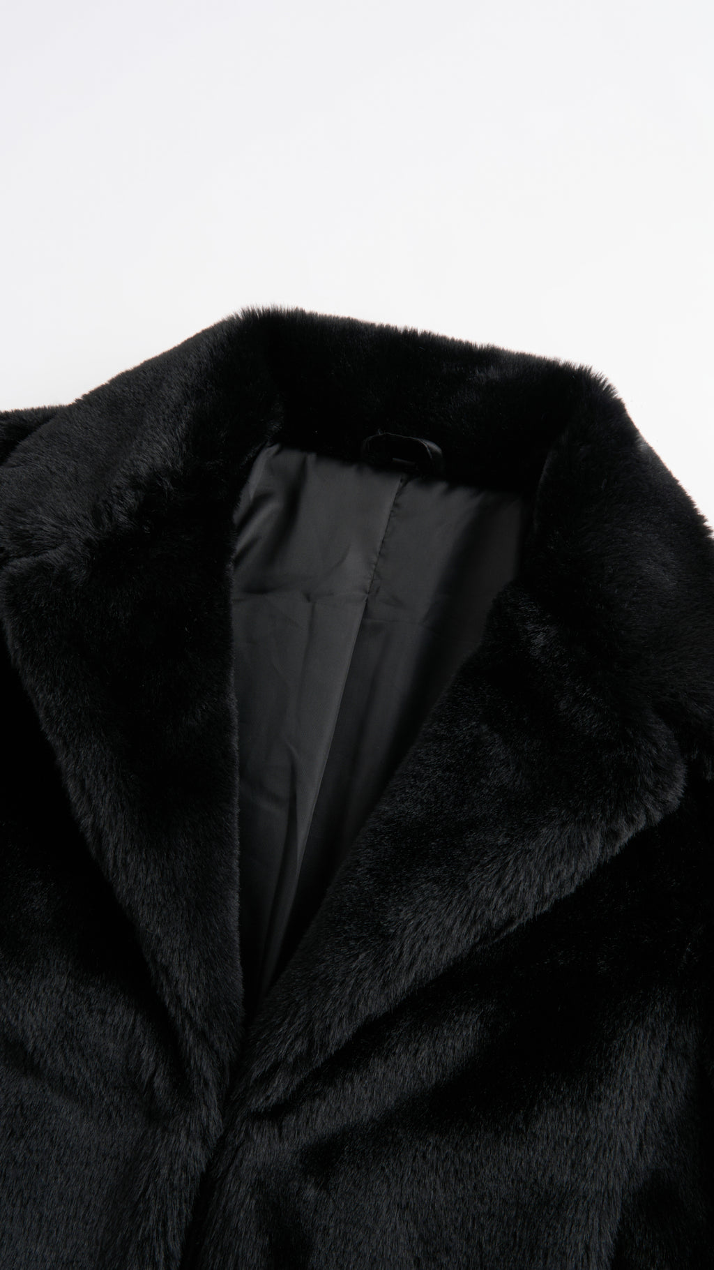Giacca cropped in pelliccia sintetica con colletto a revers
