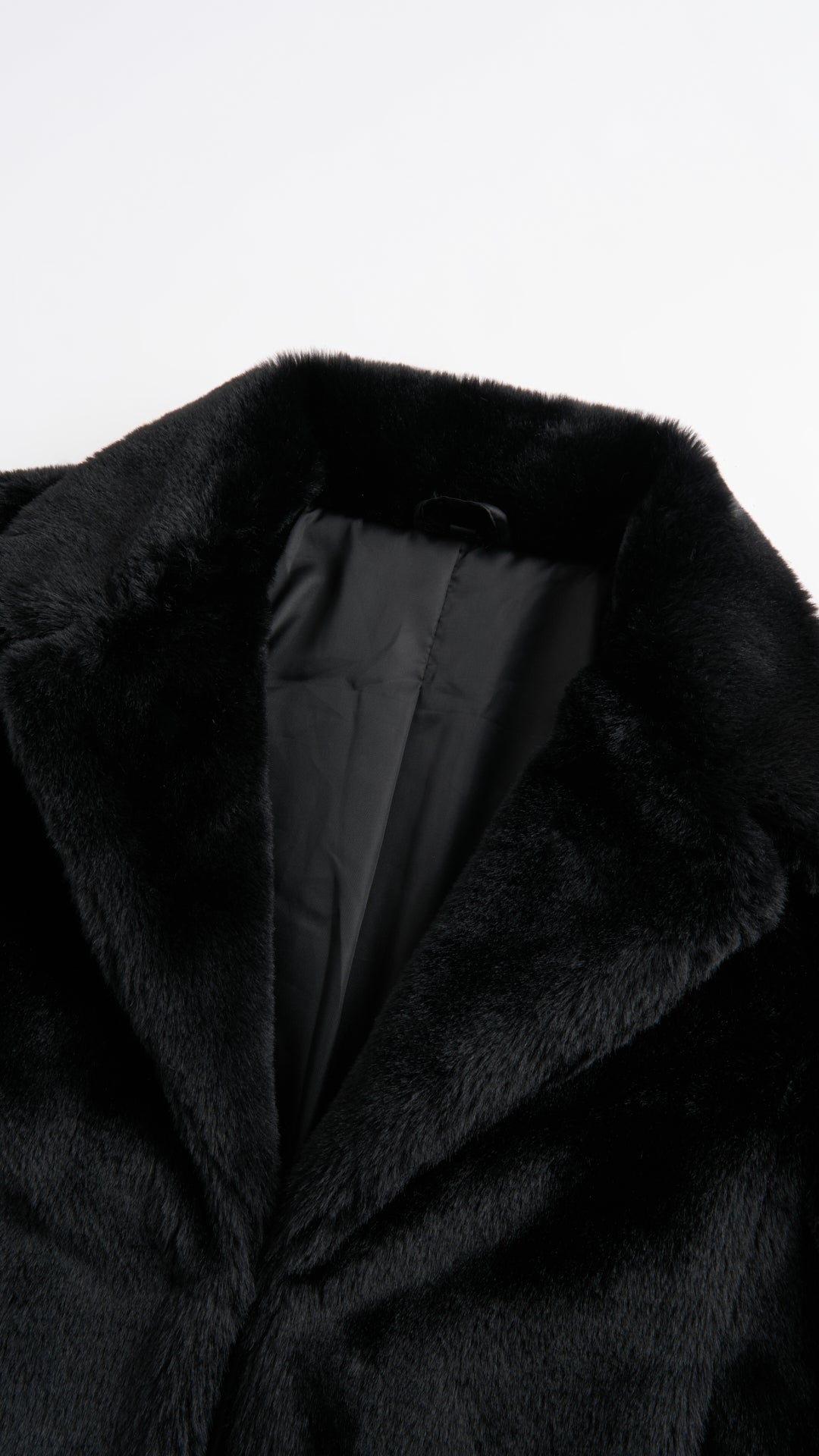 Giacca cropped in pelliccia sintetica con colletto a revers