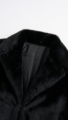 Giacca cropped in pelliccia sintetica con colletto a revers