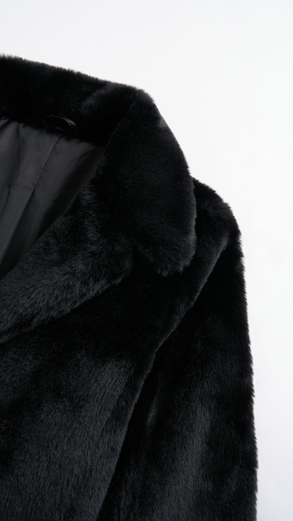 Giacca cropped in pelliccia sintetica con colletto a revers