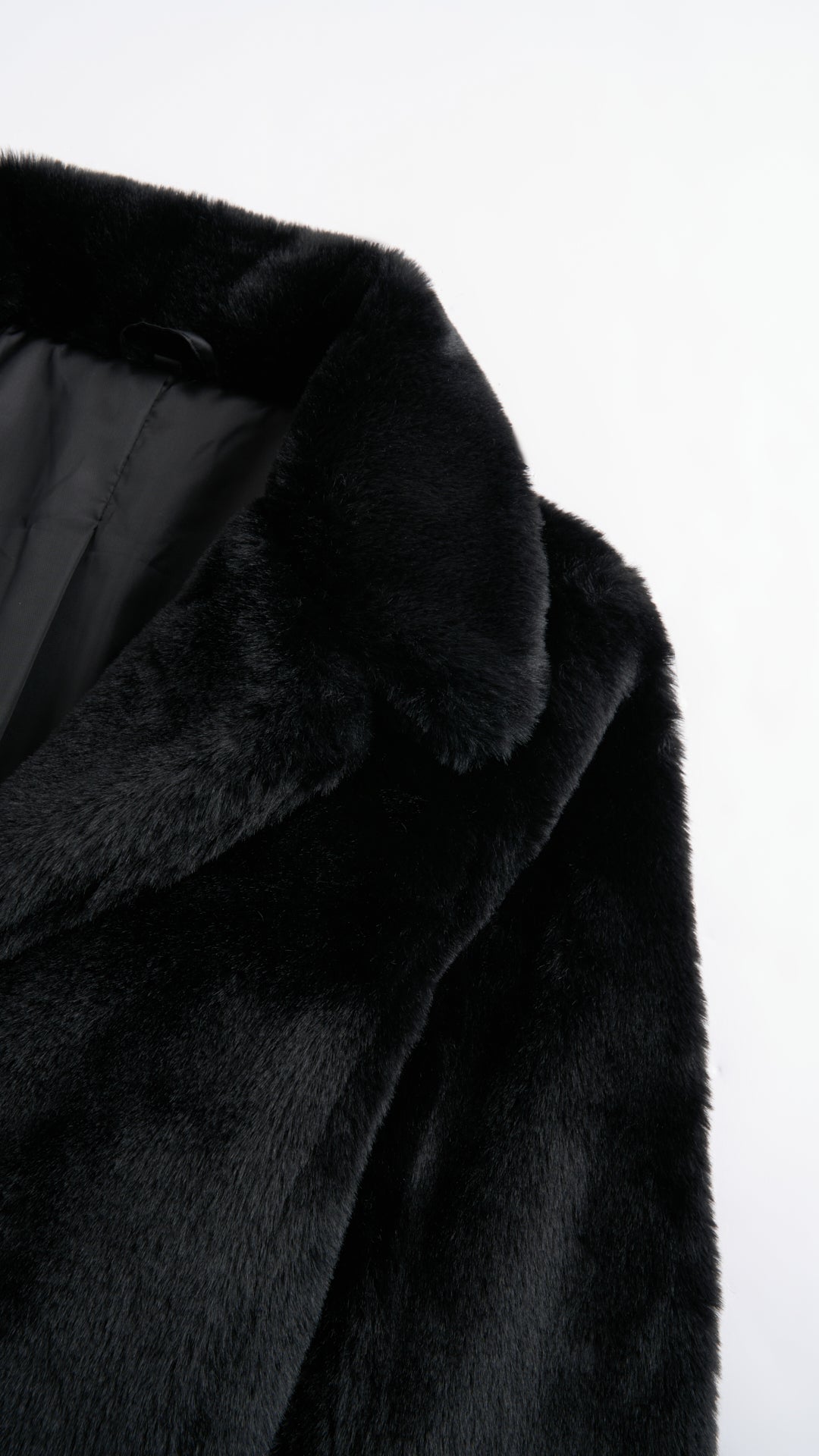 Giacca cropped in pelliccia sintetica con colletto a revers