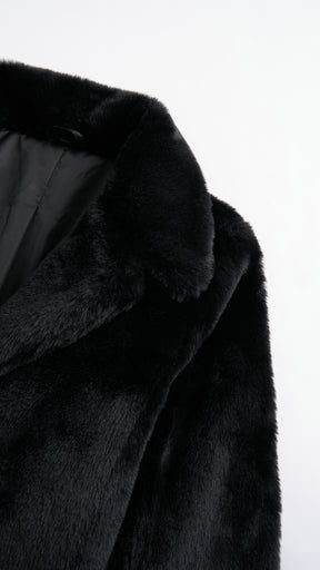 Giacca cropped in pelliccia sintetica con colletto a revers