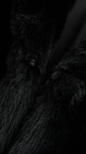 Giacca cropped in pelliccia sintetica con colletto a revers