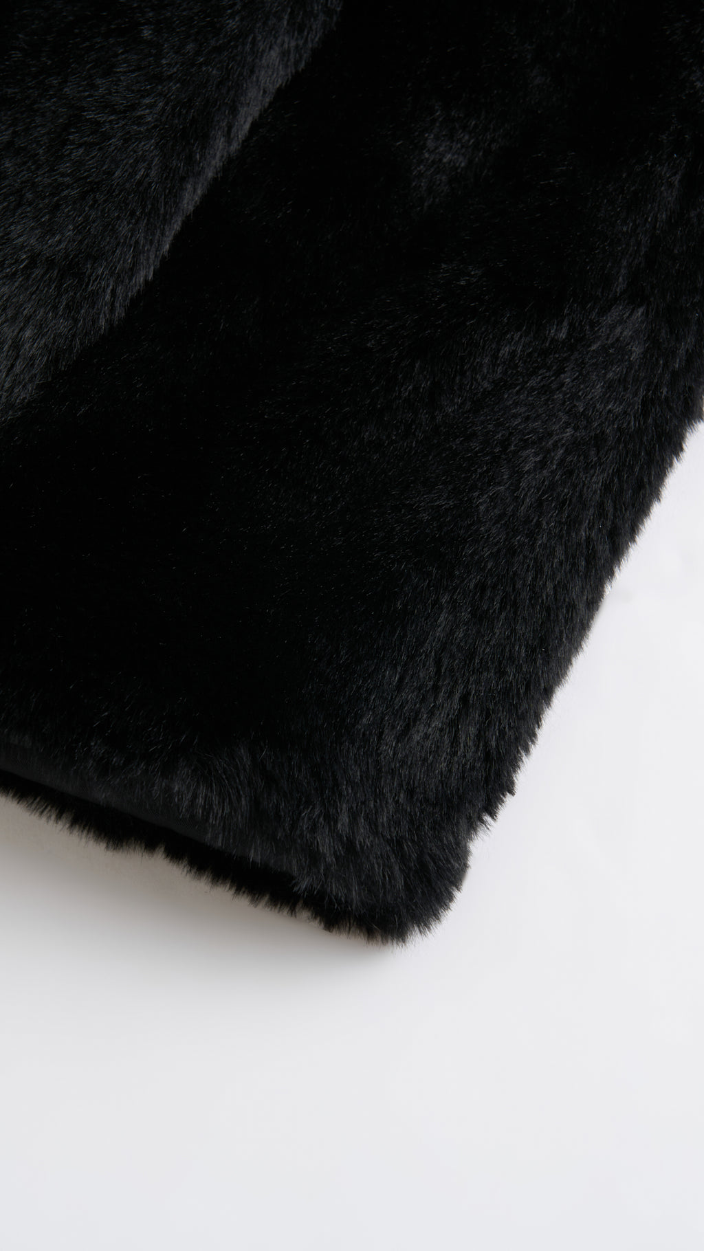 Giacca cropped in pelliccia sintetica con colletto a revers