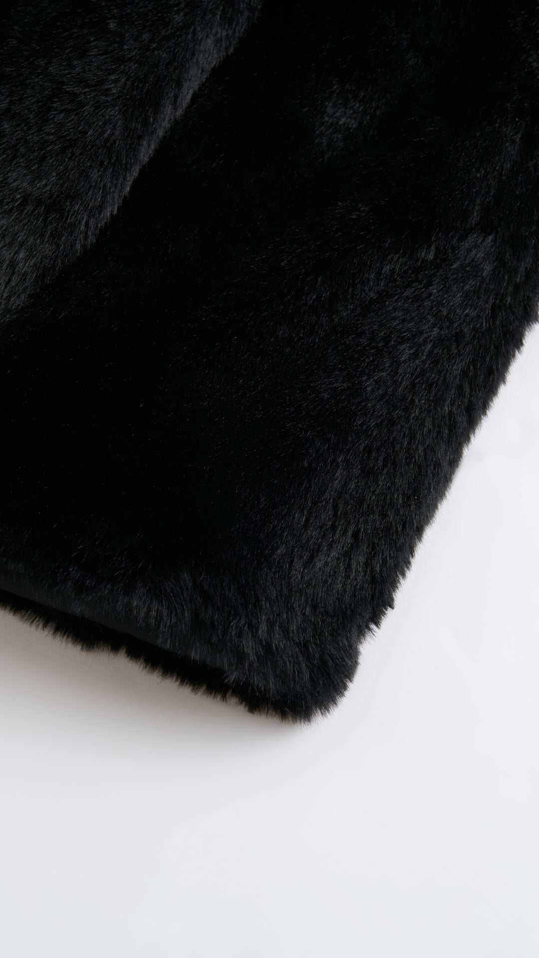 Giacca cropped in pelliccia sintetica con colletto a revers