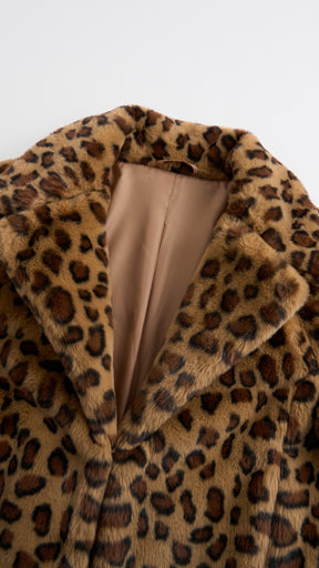 Giacca cropped in pelliccia sintetica con colletto a revers
