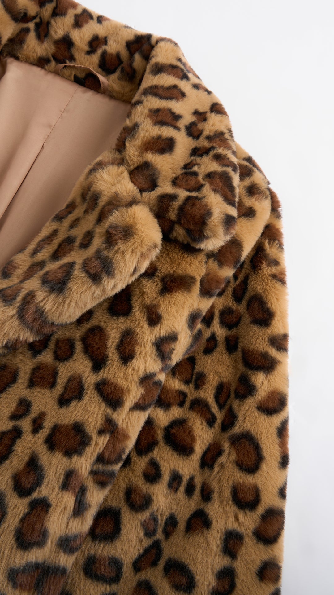 Giacca cropped in pelliccia sintetica con colletto a revers
