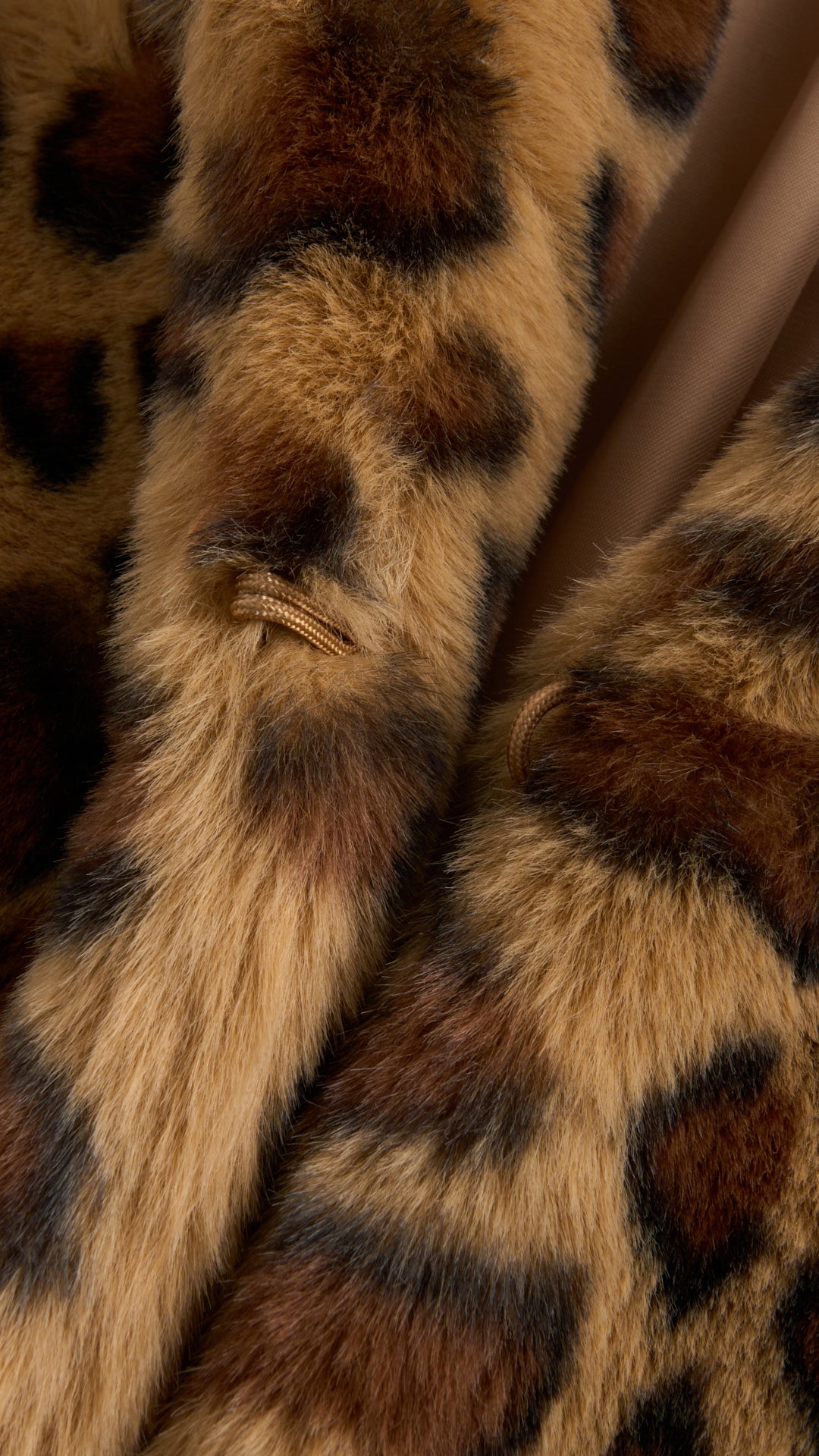 Giacca cropped in pelliccia sintetica con colletto a revers