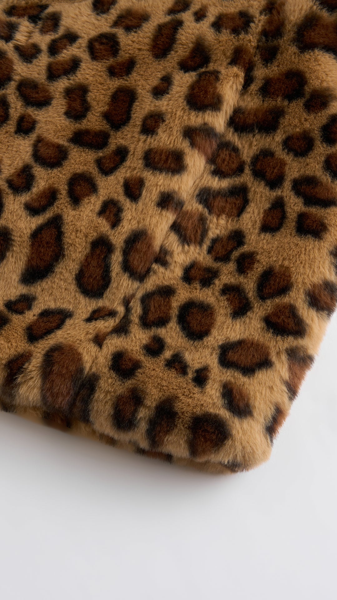 Giacca cropped in pelliccia sintetica con colletto a revers