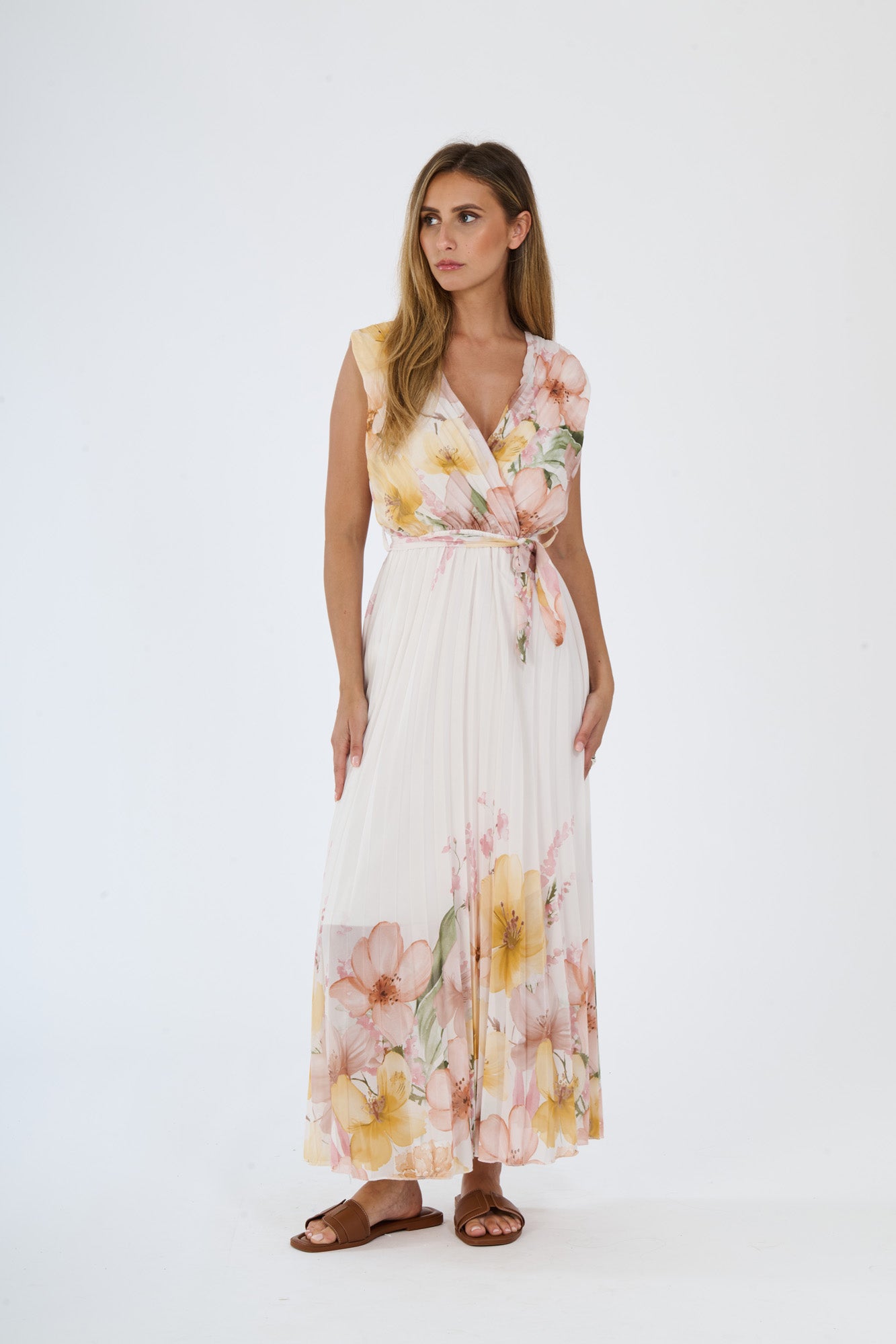 Donna con abito lungo Giallo a fiori, scollatura a V, senza maniche e fascia vita