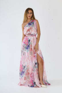 Donna con abito lungo a stampa floreale Rosa Antico, spalla unica e slit laterale