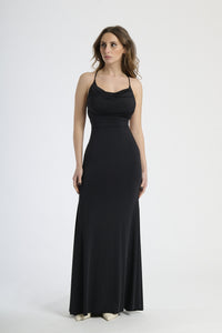 Donna con abito navy a spalline sottili, eleganza classica e impatto visivo intenso.