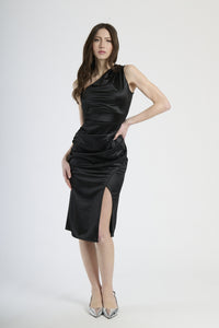 Donna con abito nero a spalla unica, eleganza senza tempo e sensualità opulenta.