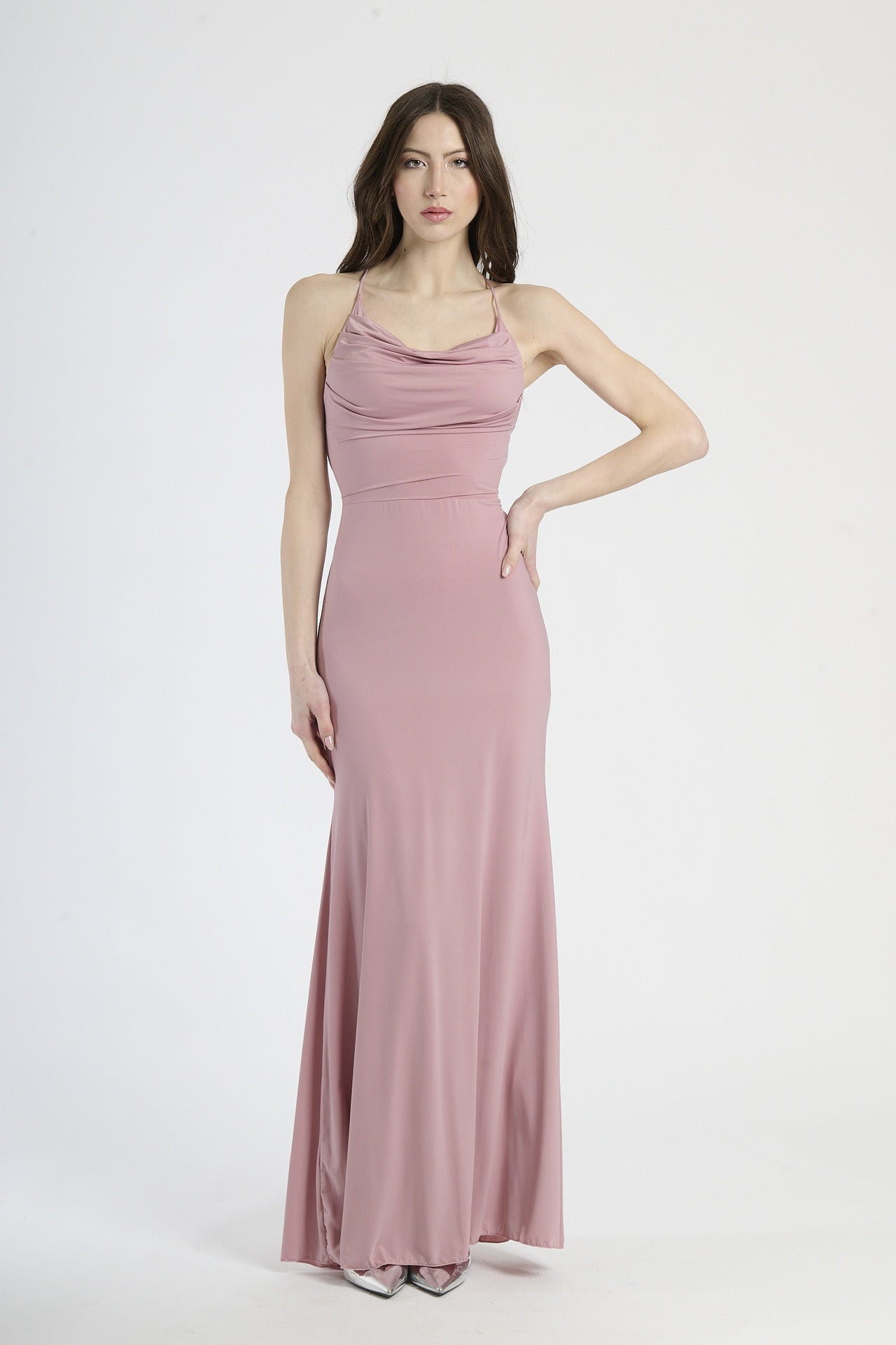 Donna con abito rosa antico a spalline sottili, romanticismo e charme vintage.