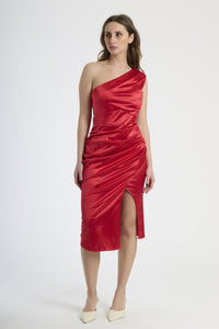 Donna con abito rosso a spalla unica, passione ed eleganza intensa.