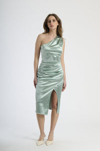 Donna con abito salvia a spalla unica, tranquillità naturale ed eleganza rinfrescante.