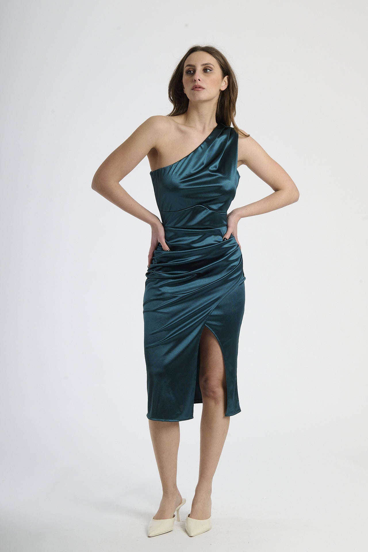 Donna con abito verde.S a spalla unica, freschezza botanica ed eleganza naturale.