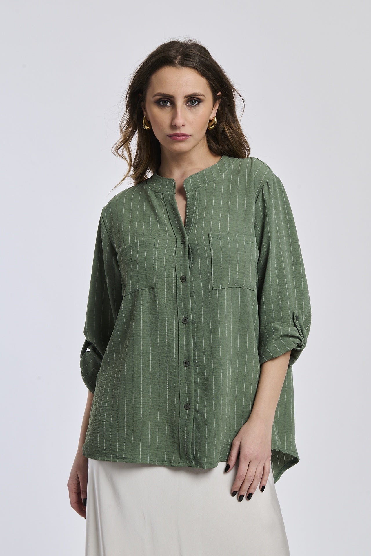 Donna con camicia militare a bottoni, collo a V, maniche 3/4, stile rustico e cool