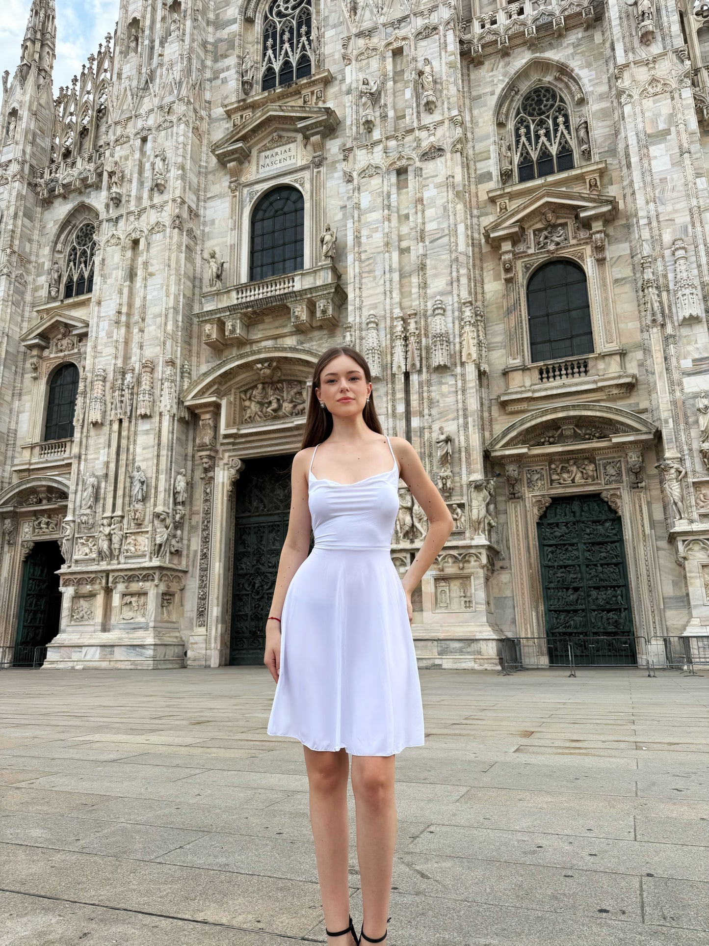 Donna in abito bianco davanti al Duomo di Milano
